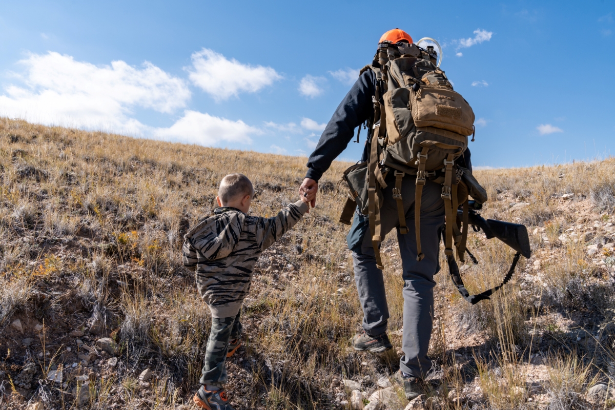 padre y hijo en jornada de caza